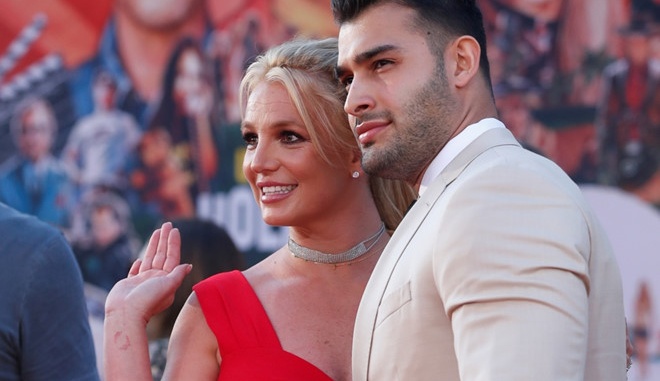 Rộ tin Britney Spears bí mật đính hôn với người tình kém 12 tuổi