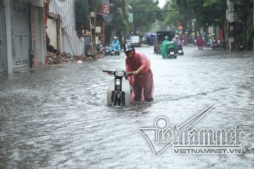 ha noi mua cuc to xe may chim nghim trong bien nuoc