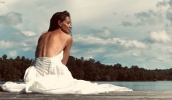 Katie Holmes khoe lưng trần quyến rũ bên hồ