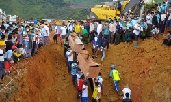 Myanmar chôn tập thể nạn nhân vụ lở mỏ ngọc bích