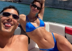 Kendall Jenner diện bikini nóng bỏng khoe dáng săn chắc trên du thuyền
