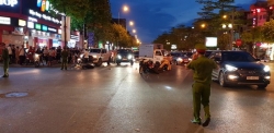 Truy tìm ô tô húc 7 xe máy đang dừng đèn đỏ rồi bỏ chạy ở Long Biên