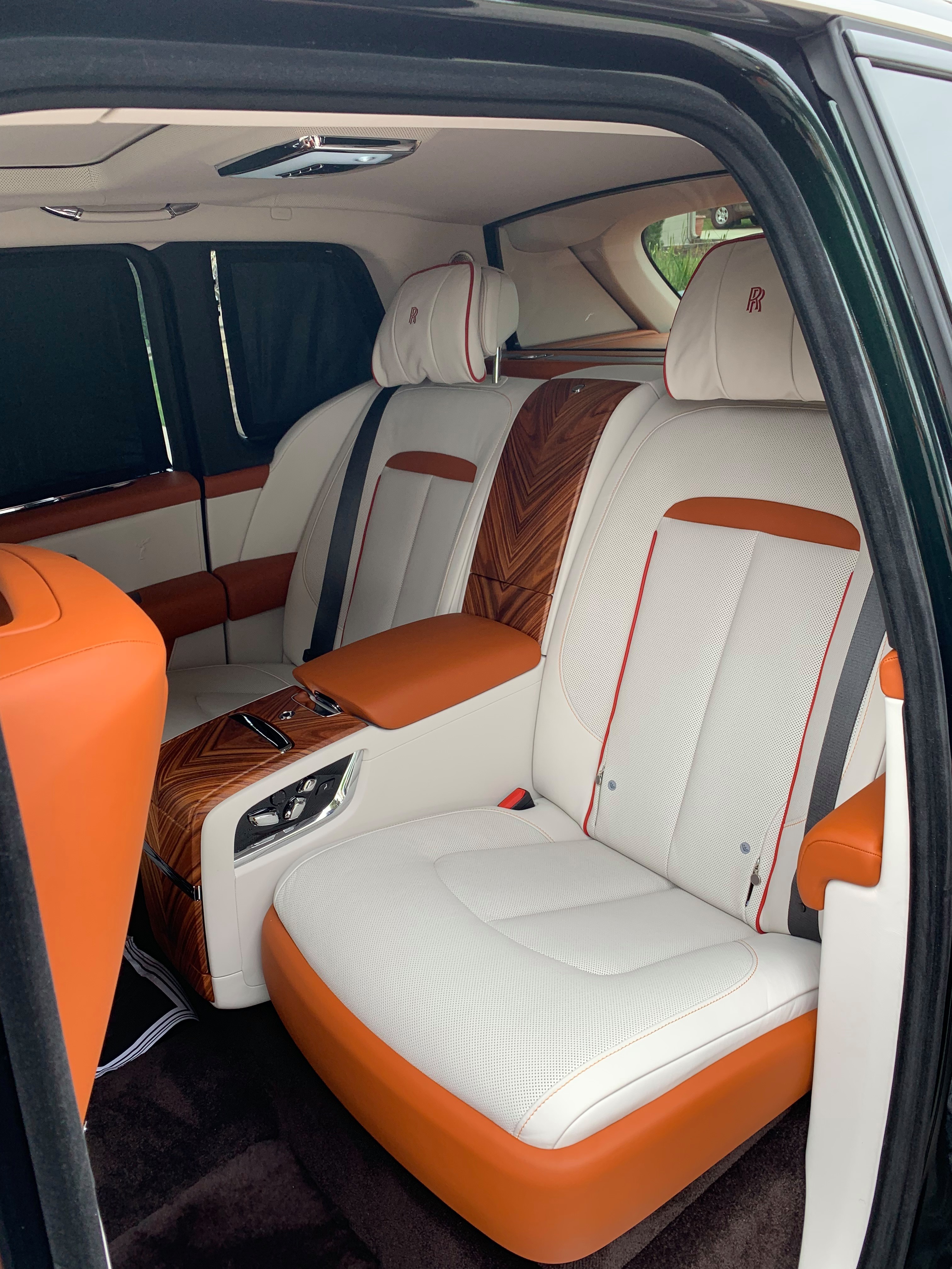 sieu suv rolls royce cullinan thu 11 gia 37 ty ve tay dai gia viet