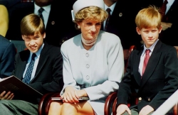 Diana từng đau đớn vì William được thiên vị hơn Harry