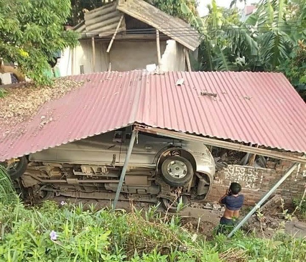 phu tho xe khach 16 cho mat lai lao thang tu de xuong nha dan