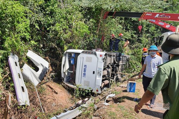 tai nan tham khoc o quang binh xe mat phanh roi lat khi dang do doc