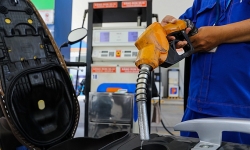 Giá xăng E5, dầu cùng tăng
