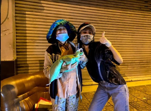 Hoa hậu Tiểu Vy đi xe máy phát gạo cho người nghèo tại TP.HCM - 2
