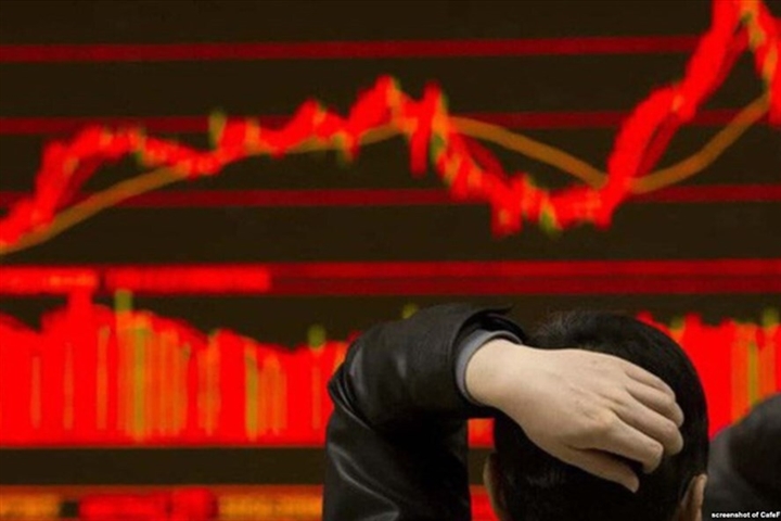 La liệt cổ phiếu lớn giảm sàn, VN-Index bất ngờ rơi thẳng đứng  - 1