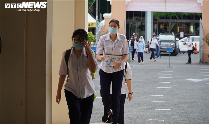 Một thí sinh ở TP.HCM đang làm bài thi, ra test nhanh dương tính SARS-CoV-2 - 1