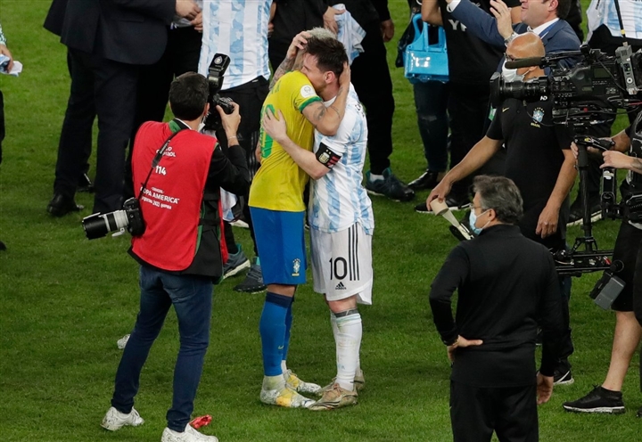 Neymar khóc nức nở, ôm chặt Messi sau chung kết Copa America  - 3