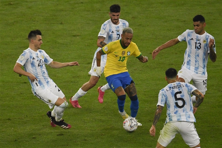 Neymar khóc nức nở, ôm chặt Messi sau chung kết Copa America  - 5