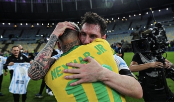 Neymar khóc nức nở, ôm chặt Messi sau chung kết Copa America