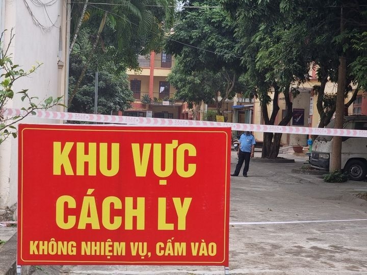 Tiếp xúc F0, chủ tịch và trưởng công an thị trấn ở Hà Nội phải đi cách ly - 1