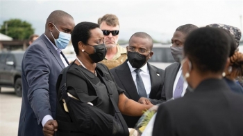 Phu nhân Tổng thống Haiti mặc áo khoác chống đạn về nước