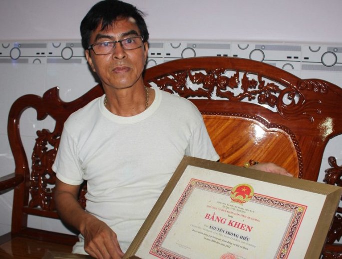 chuyen kinh di o noi du minh xuong vuc tham tim xac chet thoi