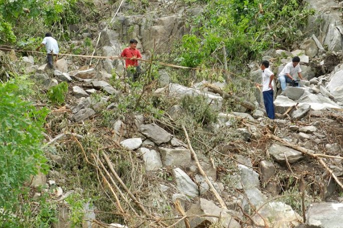 chuyen kinh di o noi du minh xuong vuc tham tim xac chet thoi