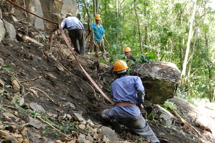 chuyen kinh di o noi du minh xuong vuc tham tim xac chet thoi