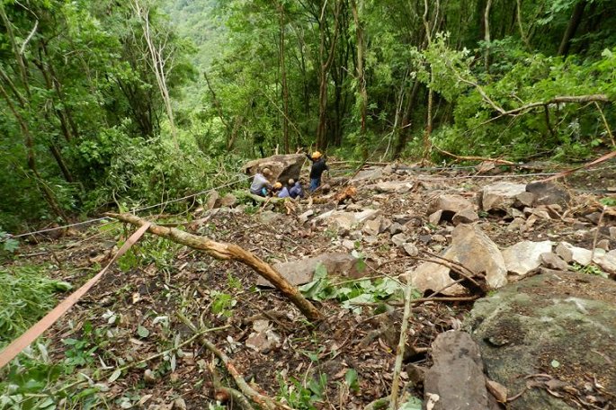 chuyen kinh di o noi du minh xuong vuc tham tim xac chet thoi