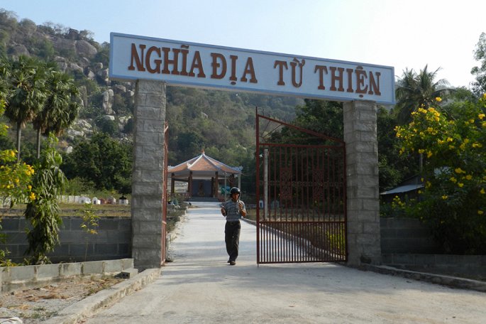 chuyen kinh di o noi du minh xuong vuc tham tim xac chet thoi