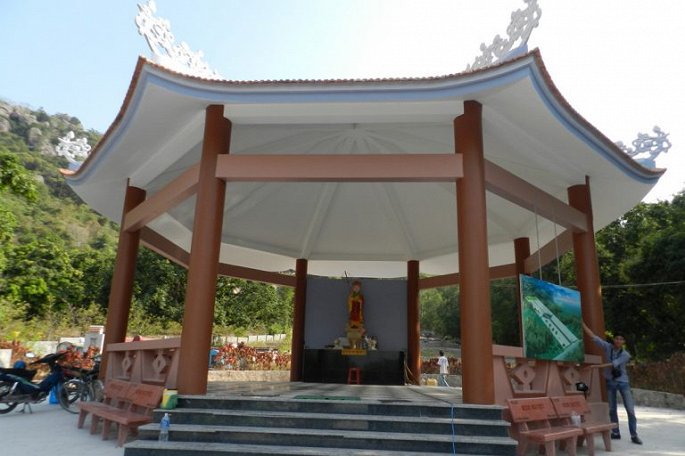 chuyen kinh di o noi du minh xuong vuc tham tim xac chet thoi