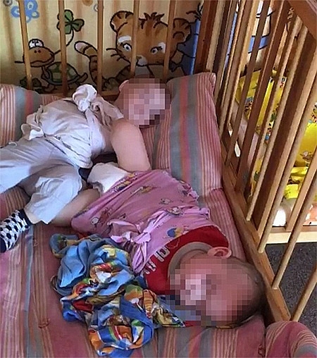 nha tre o nga bi dieu tra vi troi chan tay cac be vao cui