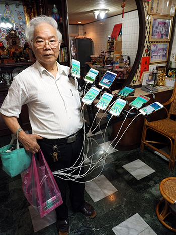 nguoi dan ong dai loan gan 11 dien thoai tren xe dap de bat pokemon