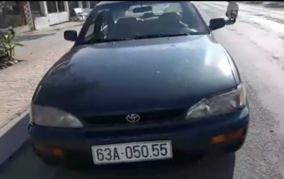 ky la 2 o to toyota camry co cung bien so giong het nhau