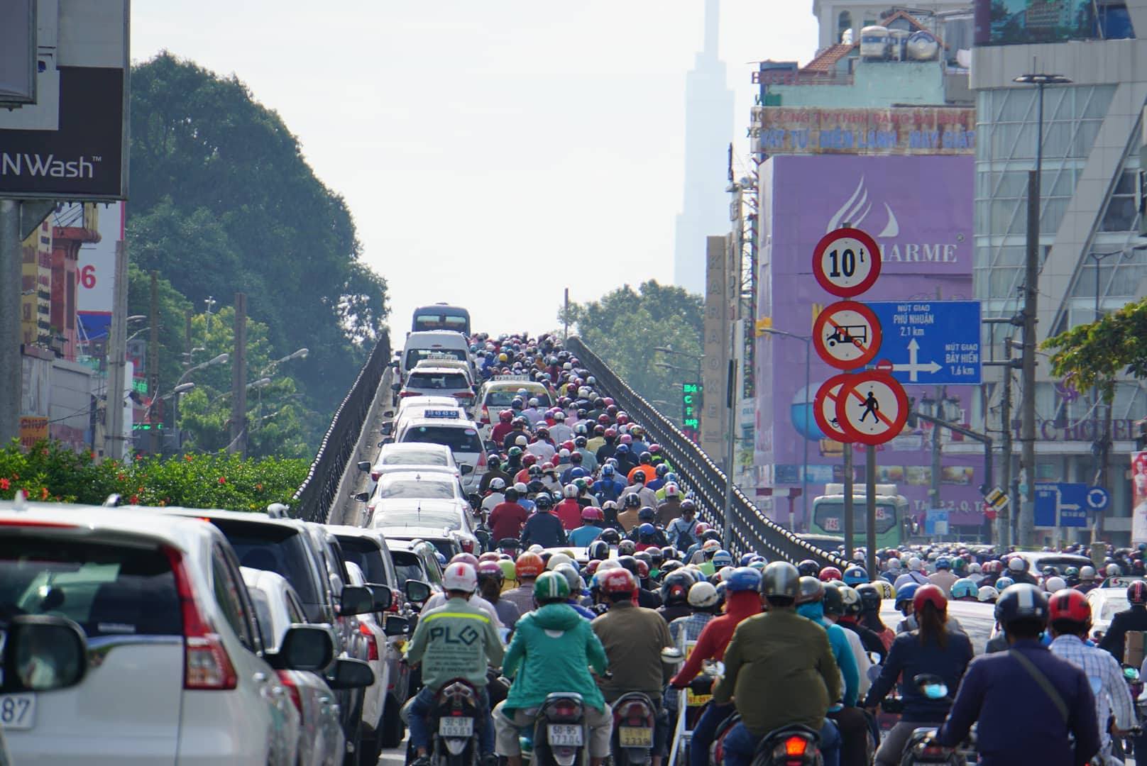 giao thong sai gon nhich tung met ngay dau tuan