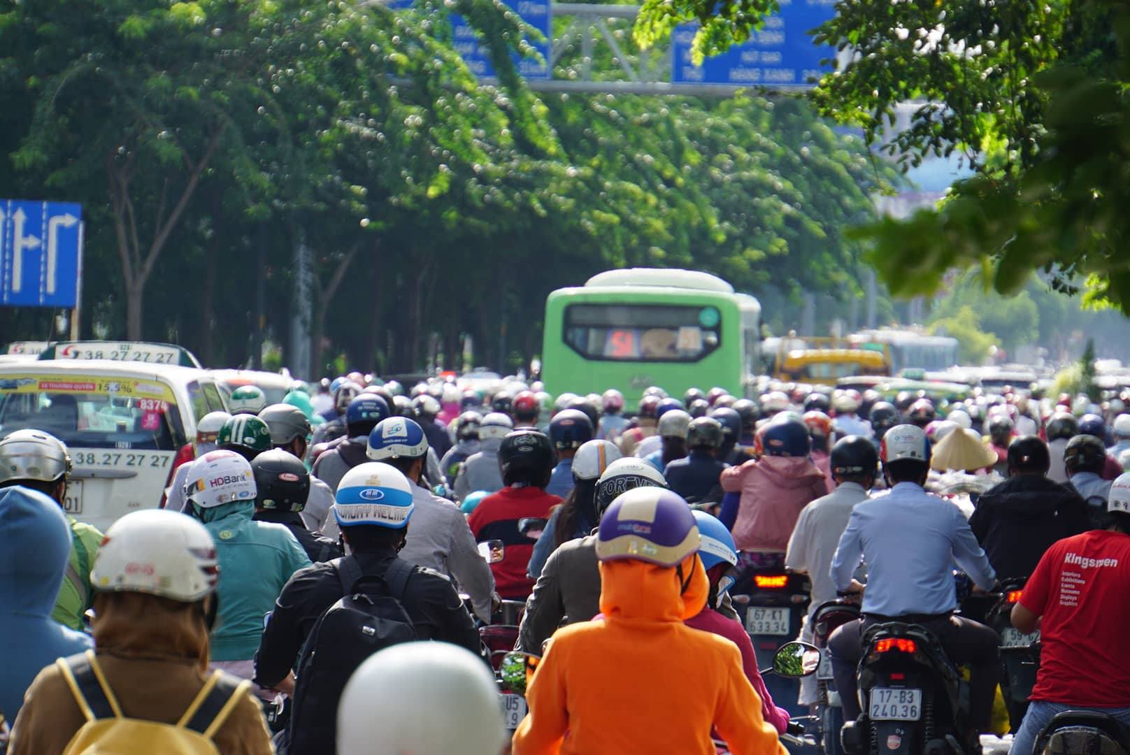 giao thong sai gon nhich tung met ngay dau tuan