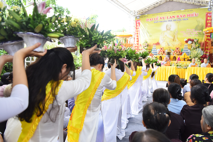 nguoi ha noi cai bong hong len nguc ao trong le vu lan o chua