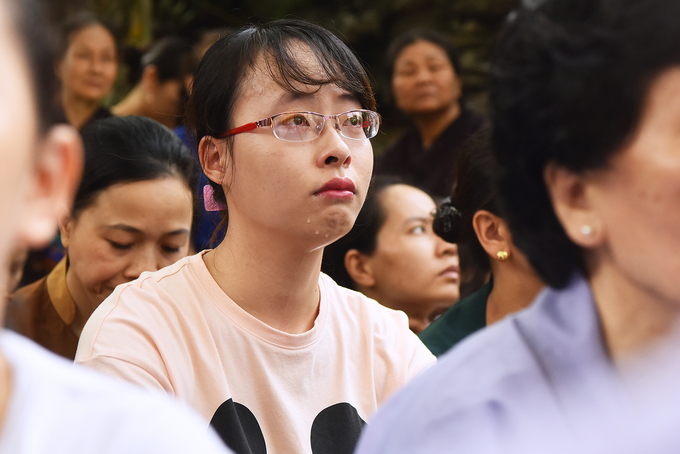 nguoi ha noi cai bong hong len nguc ao trong le vu lan o chua