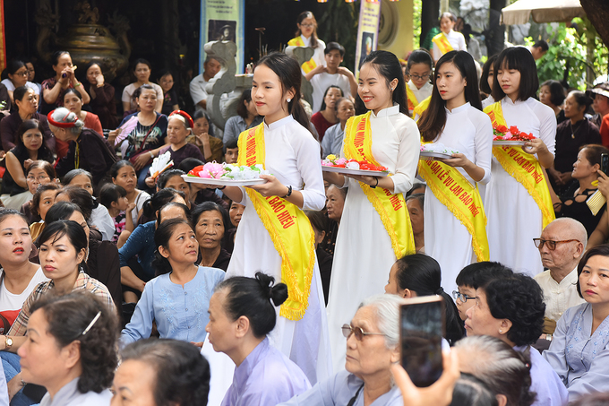 nguoi ha noi cai bong hong len nguc ao trong le vu lan o chua