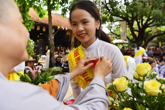 nguoi ha noi cai bong hong len nguc ao trong le vu lan o chua