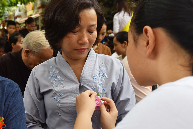 nguoi ha noi cai bong hong len nguc ao trong le vu lan o chua