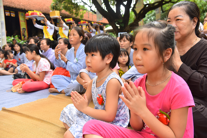 nguoi ha noi cai bong hong len nguc ao trong le vu lan o chua