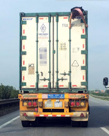 nguoi phu nu nhay mua tren noc xe container o ha noi