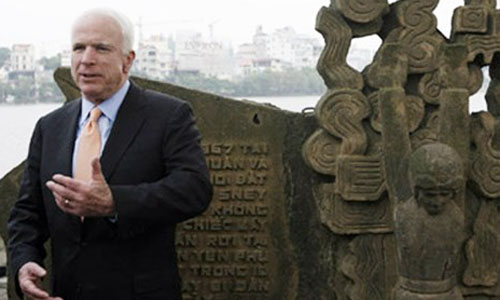 john mccain va chuyen la nguoi my duy nhat co tuong o viet nam