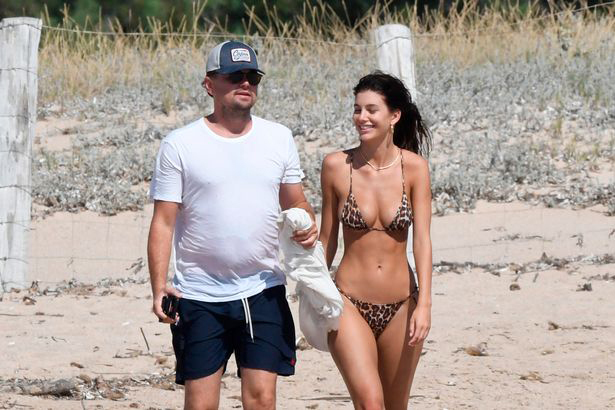 bo tre dien bikini nho xiu tam bien voi leonardo dicaprio