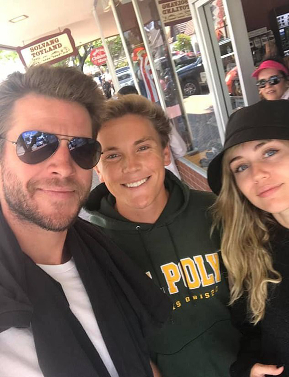 liam hemsworth xuat hien au sau sau khi miley lo anh hon dong gioi