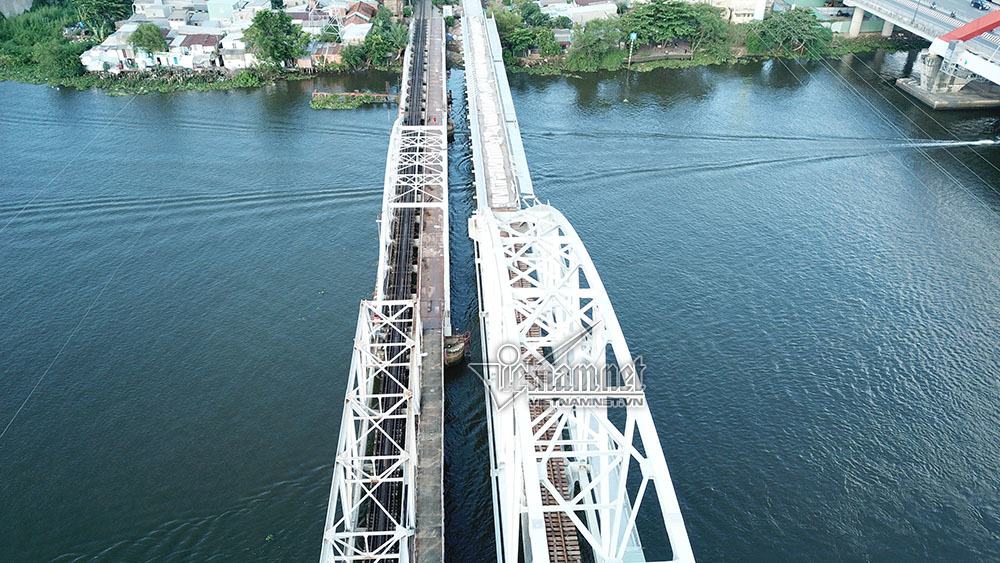 ngam tu tren cao cau duong sat 117 nam tuoi o sai gon sap thao do