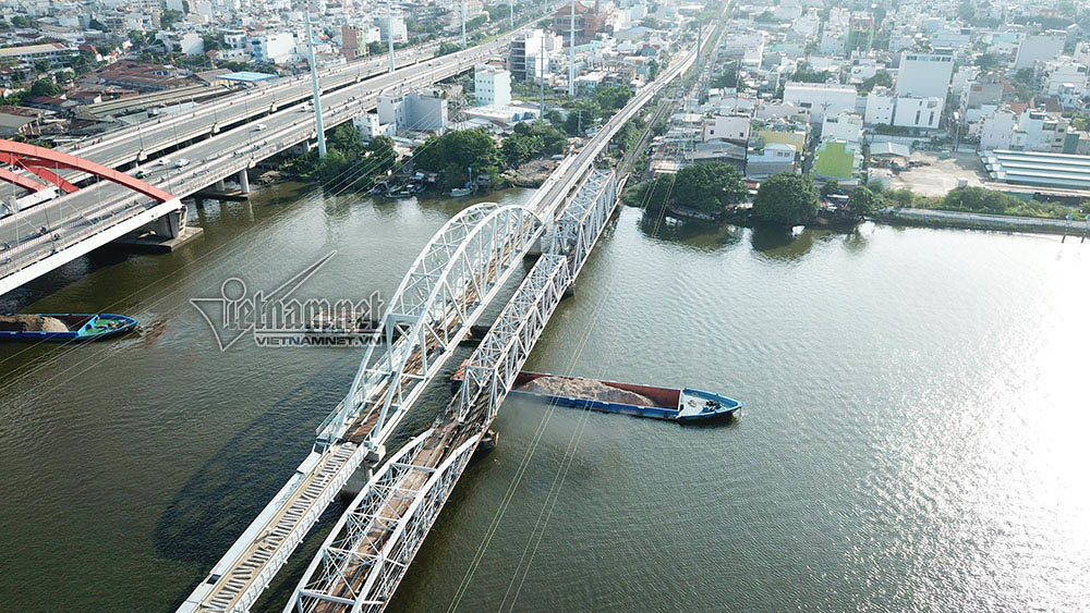 ngam tu tren cao cau duong sat 117 nam tuoi o sai gon sap thao do