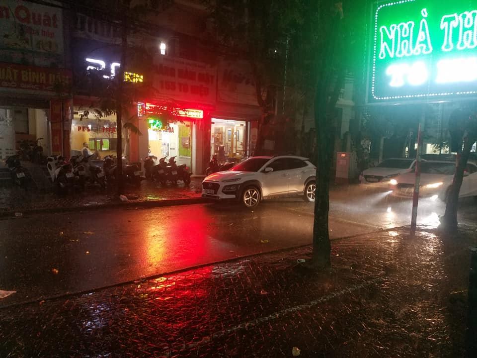 ha noi dong lon 2h chieu troi toi nhu ban dem