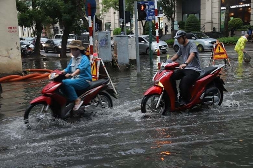 ha noi dong lon 2h chieu troi toi nhu ban dem