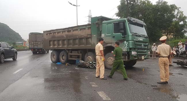 xe tai tong hai du khach nuoc ngoai tren quoc lo