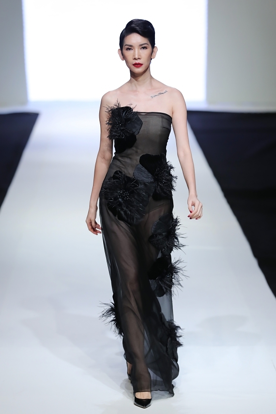 chung huyen thanh dien bra top tren san catwalk