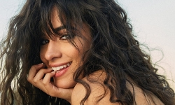 camila cabello va shawn mendes hon nhau giua pho