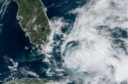 Siêu bão Isaias sắp đổ bộ, ông Trump tuyên bố tình trạng khẩn cấp ở Florida