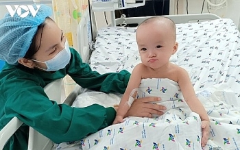 Trúc Nhi - Diệu Nhi đã ngồi được và chơi đùa tinh nghịch