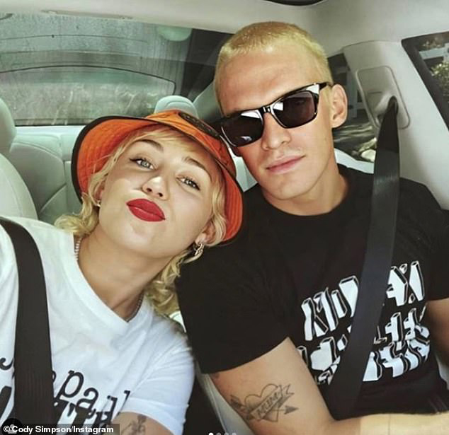 Miley và Cody vẫn tình cảm bên nhau vào đầu tháng 8.